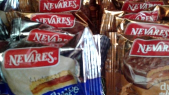 La ANMAT prohibió la comercialización de alfajores, galletitas, budines y turrones Nevares