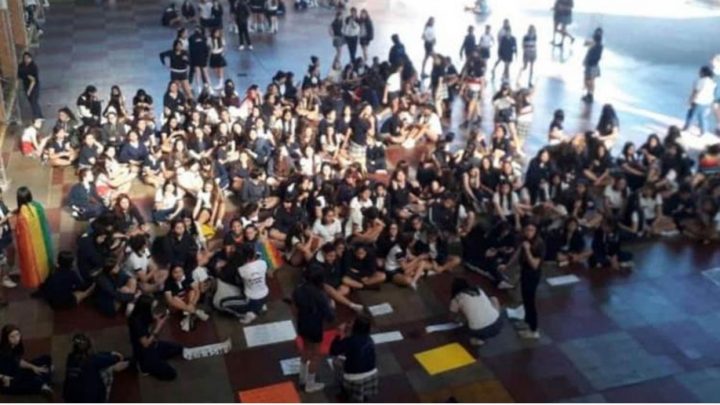 Dos chicas se besaron en una escuela de Tucumán y el colegio llamó a sus padres por «inconducta»