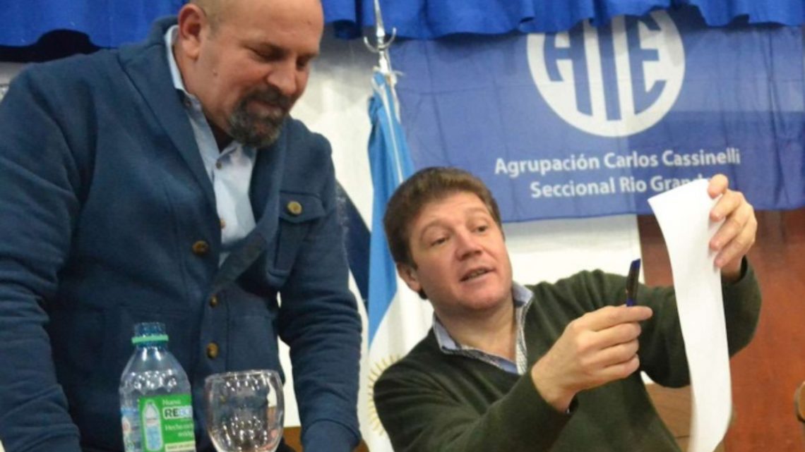 Marcelo Córdoba amenazó a Melella y a Pérez con iniciar conflictos en diciembre “si no se abre las paritarias” Marcelo Córdoba amenazó a Melella y a Pérez con iniciar conflictos en diciembre “si no se abre las paritarias”