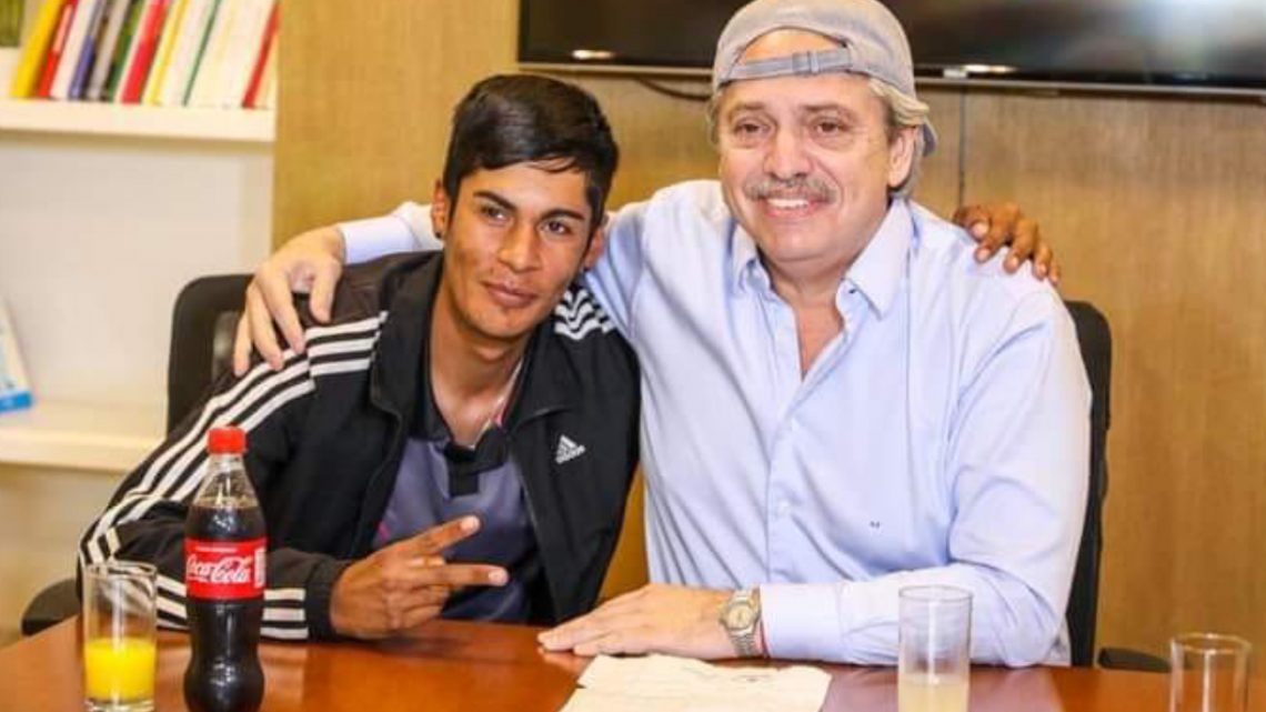 Alberto Fernández se reunió con Brian, el presidente de mesa discriminado en las redes, y se puso su gorra