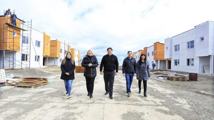LA GOBERNADORA RECORRIÓ LAS OBRAS DE CHACRA IV DE LAS 120 VIVIENDAS