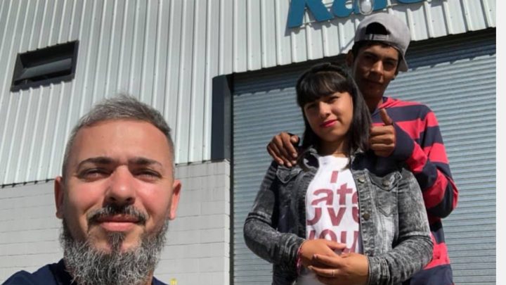 Brian, el fiscal de mesa discriminado, consiguió trabajo para él y su familia