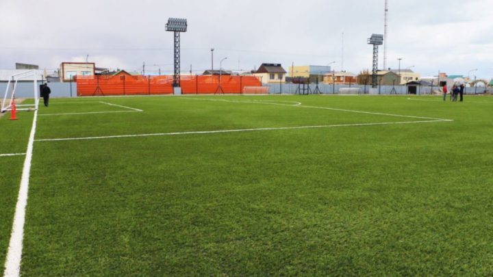 Se culminó la colocación de césped sintético en la cancha del Centro Deportivo Municipal de Río Grande