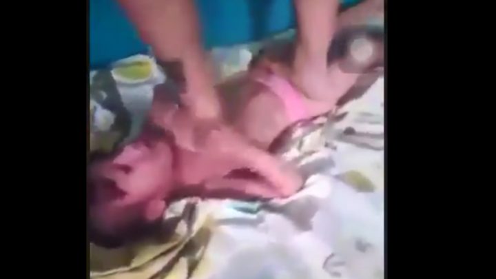 Mujer Pisotea Y Baila Sobre Su Hija De 3 Años