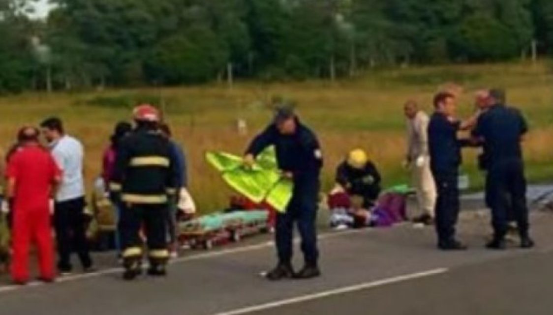 Argentina de luto: volcó un micro con alumnos y murieron dos niños Argentina de luto: volcó un micro con alumnos y murieron dos niños