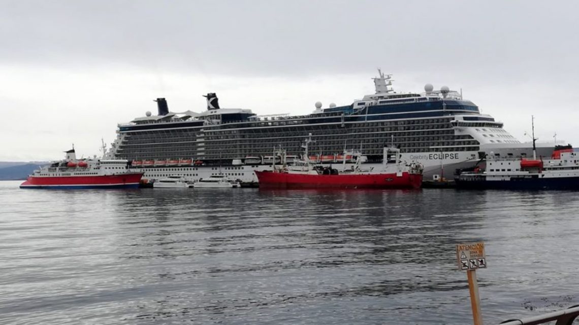 CON 312 METROS DE LARGO LLEGÓ A #USHUAIA EL BUQUE MAS GRANDE DE LA TEMPORADA
