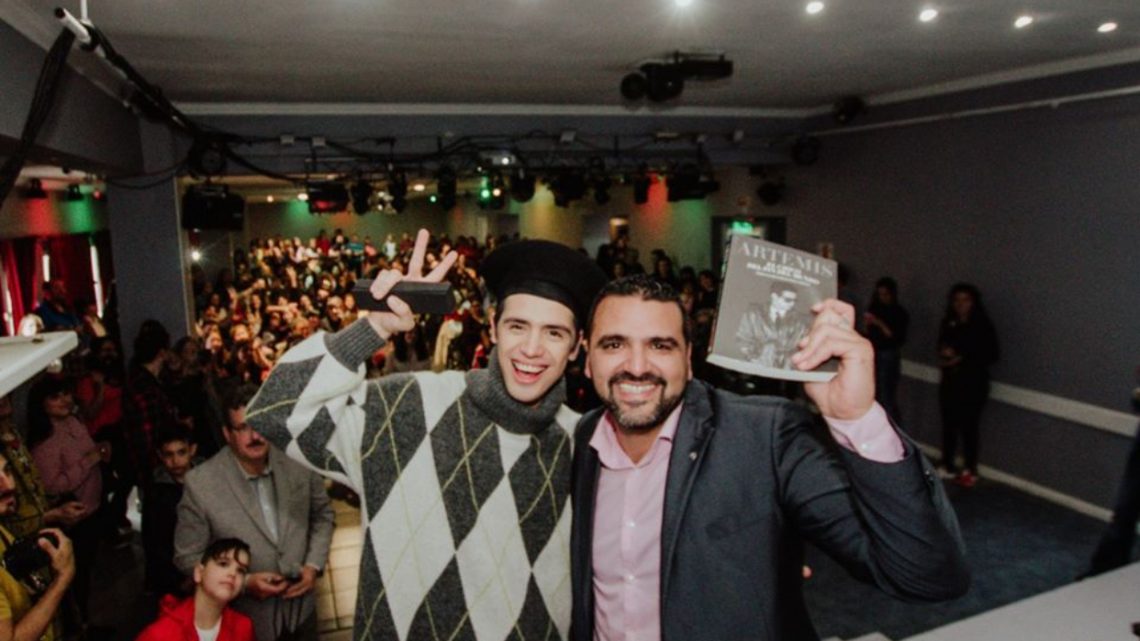 Ushuaia #VUOTO ACOMPAÑÓ LA PRESENTACIÓN DEL LIBRO DE #SANTIAGO #ARTEMIS