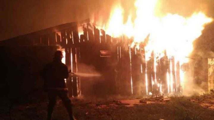 Terrible tragedia camino a Almanza: 5 muertos en el incendio de una cabaña