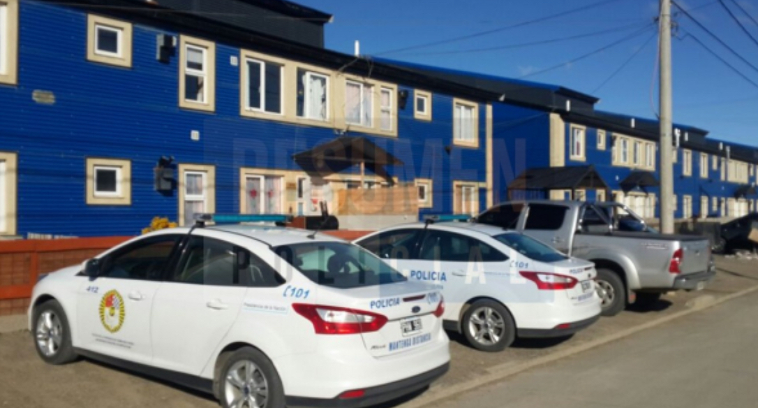 Una mujer golpeó a cuatro policías, dañó un móvil y solo fue detenida como contraventora