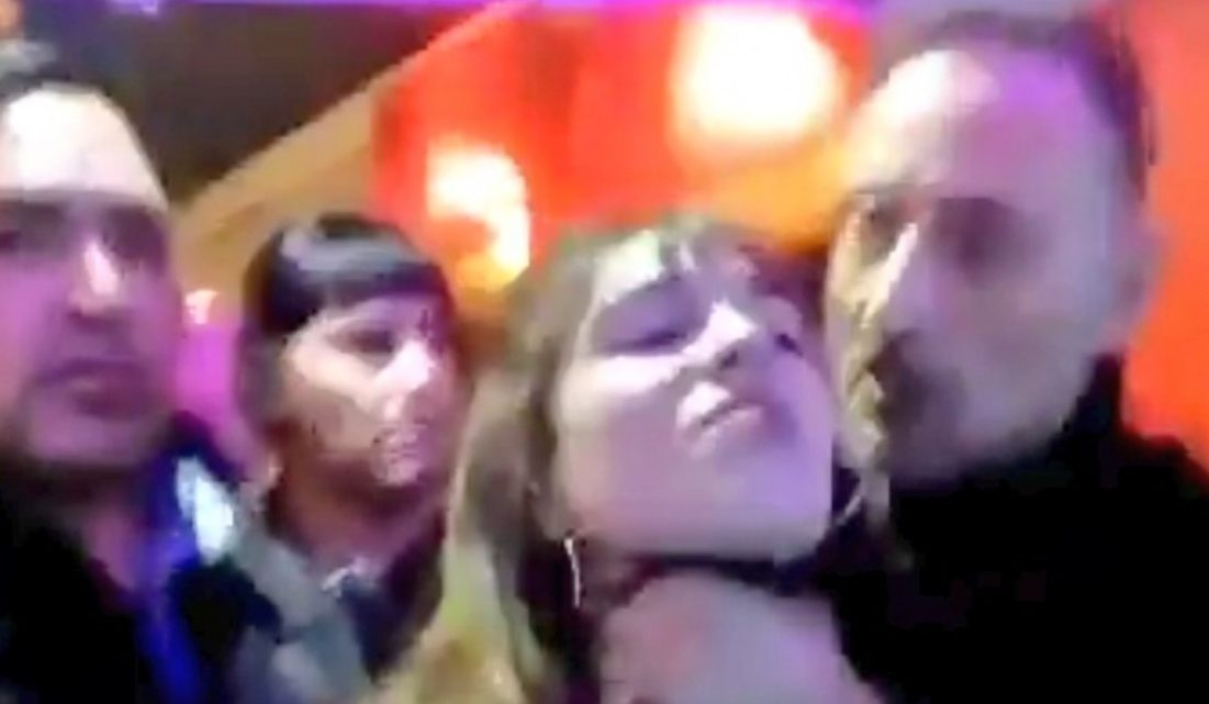 FILMAN A CUSTODIO DE MELELLA AHORCANDO A UNA JOVEN EN BOLICHE DE USHUAIA