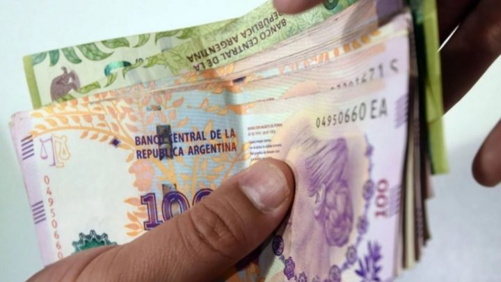 En la madrugada Melella adelantó el bono a los docentes