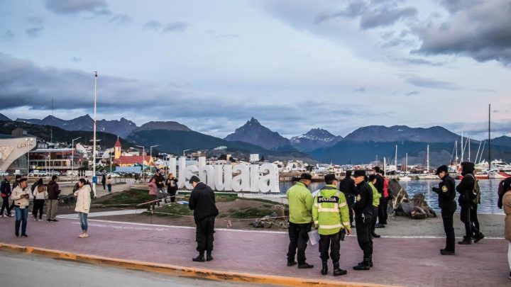 Dos jovenes deberán pagar 10 mil pesos y realizar trabajo comunitario por pintadas en el cartel de Ushuaia