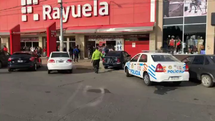 Increíble: Hicieron un boquete en el techo de Rayuela y se llevaron elementos de computación