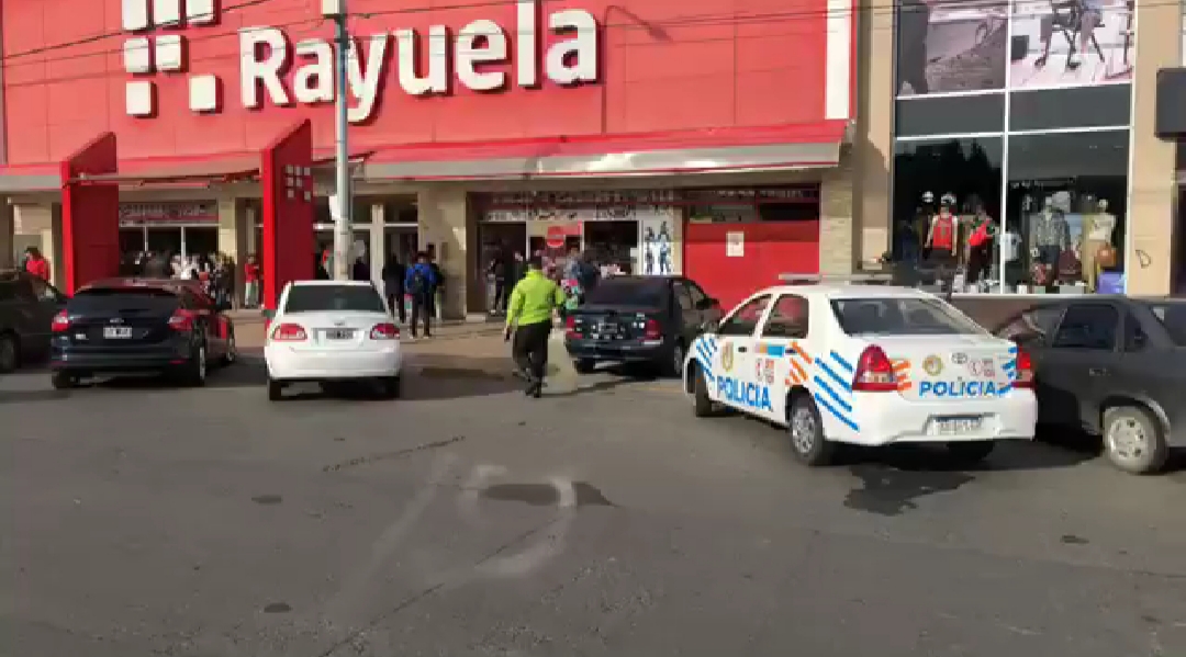 Increíble: Hicieron un boquete en el techo de Rayuela y se llevaron elementos de computación Increíble: Hicieron un boquete en el techo de Rayuela y se llevaron elementos de computación