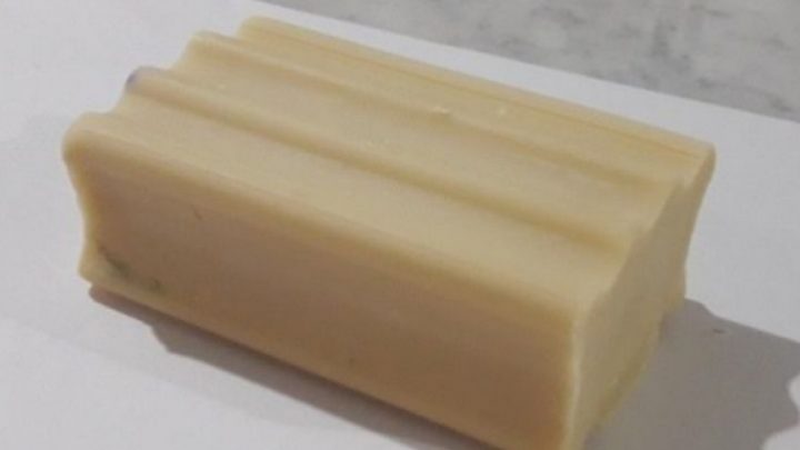 El jabón blanco en pan es más efectivo que otros jabones y que el alcohol en gel