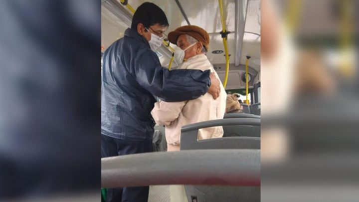«Ya cobró, puede pagarse un remis», hicieron bajar a un abuelo de un colectivo
