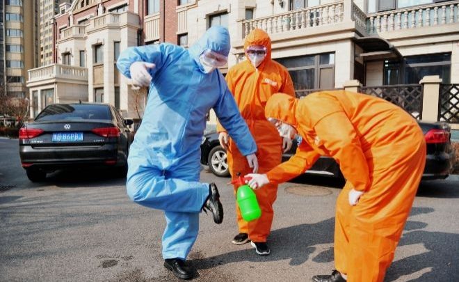 Coronavirus: especialistas aseguran que el virus se transmite por el aire y en zapatos