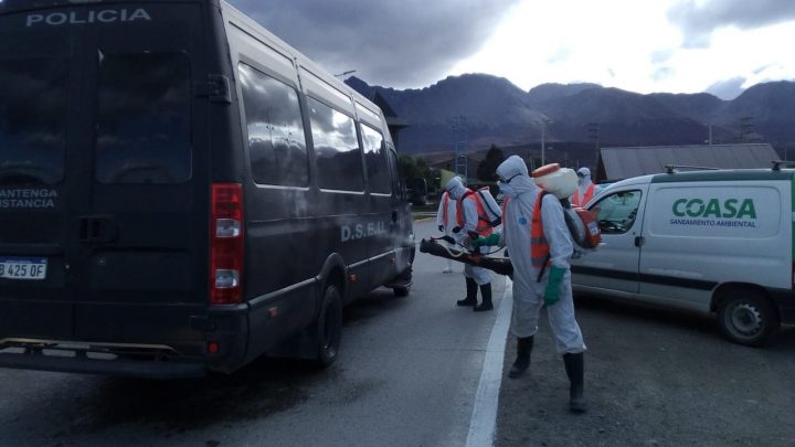 LA MUNICIPALIDAD DE USHUAIA DESINFECTÓ VEHÍCULOS EN LA ZONA DEL AEROPUERTO