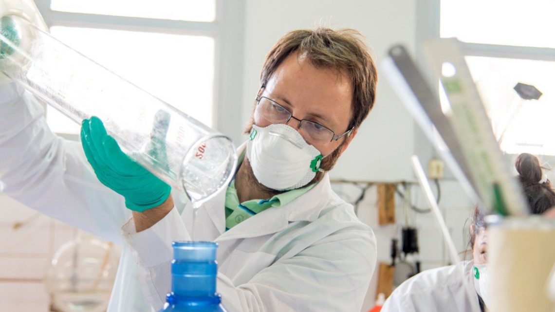EL LABORATORIO MUNICIPAL DE USHUAIA LLEVA ELABORADOS MÁS DE 1.700 LITROS DE ALCOHOL DESINFECTANTE EL LABORATORIO MUNICIPAL DE USHUAIA LLEVA ELABORADOS MÁS DE 1.700 LITROS DE ALCOHOL DESINFECTANTE