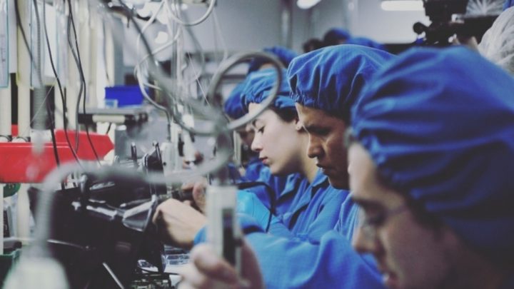 Turnos de 5 horas y controles de temperatura, algunas de las medidas que tomará la industria
