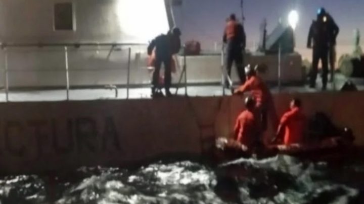 Prefectura rescato a dos personas en rio Encajonado