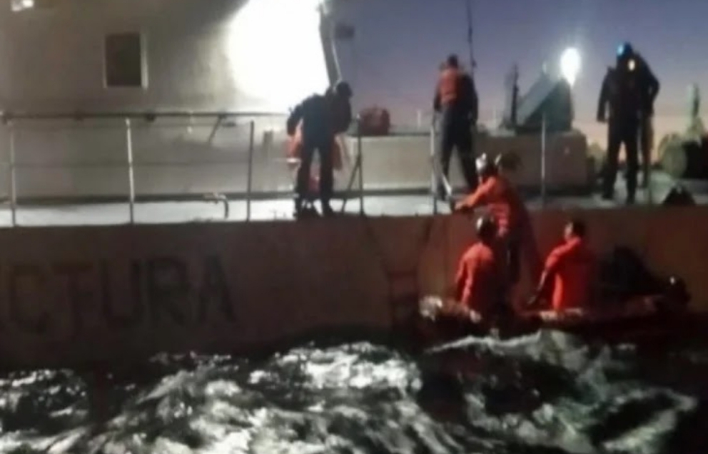 Prefectura rescato a dos personas en rio Encajonado Prefectura rescato a dos personas en rio Encajonado