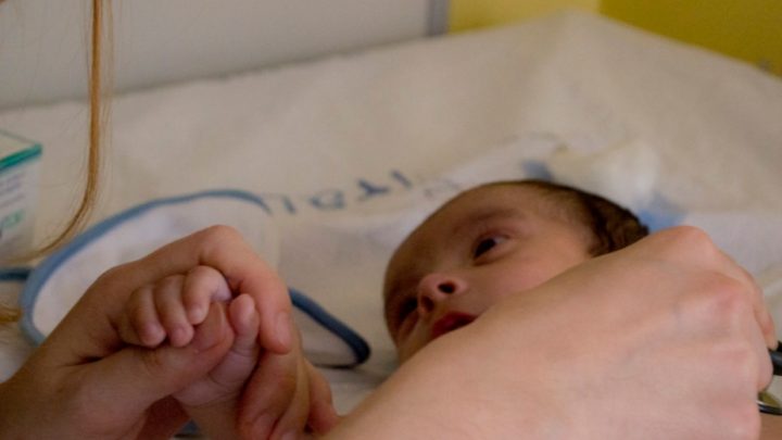Especialistas advierten que vendrán “meses duros” por la bronquiolitis en niños, en medio de la pandemia del coronavirus
