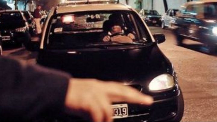 Una mujer se subió a un remis con su amante ¡Y el chofer era su esposo!