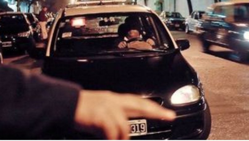 Una mujer se subió a un remis con su amante ¡Y el chofer era su esposo! Una mujer se subió a un remis con su amante ¡Y el chofer era su esposo!