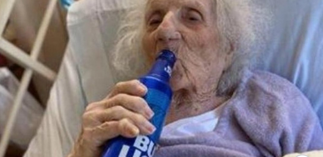 Una Tatarabuela De 103 Años Le Ganó Al Coronavirus Y Se Tomó Una Cerveza Helada Para Celebrar