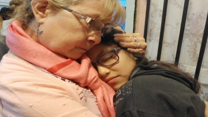 Niños escuchan emocionados los latidos del corazón de su mamá donado a una vecina de Río Grande 