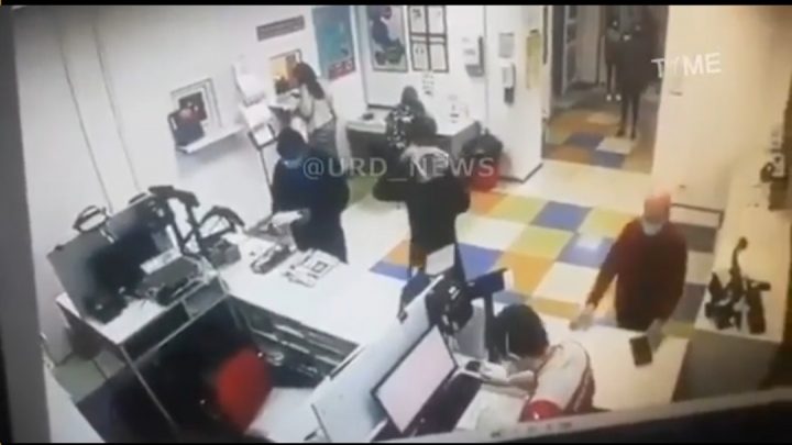 Video: no la querían atender, se sacó la bombacha y la usó como «tapaboca»
