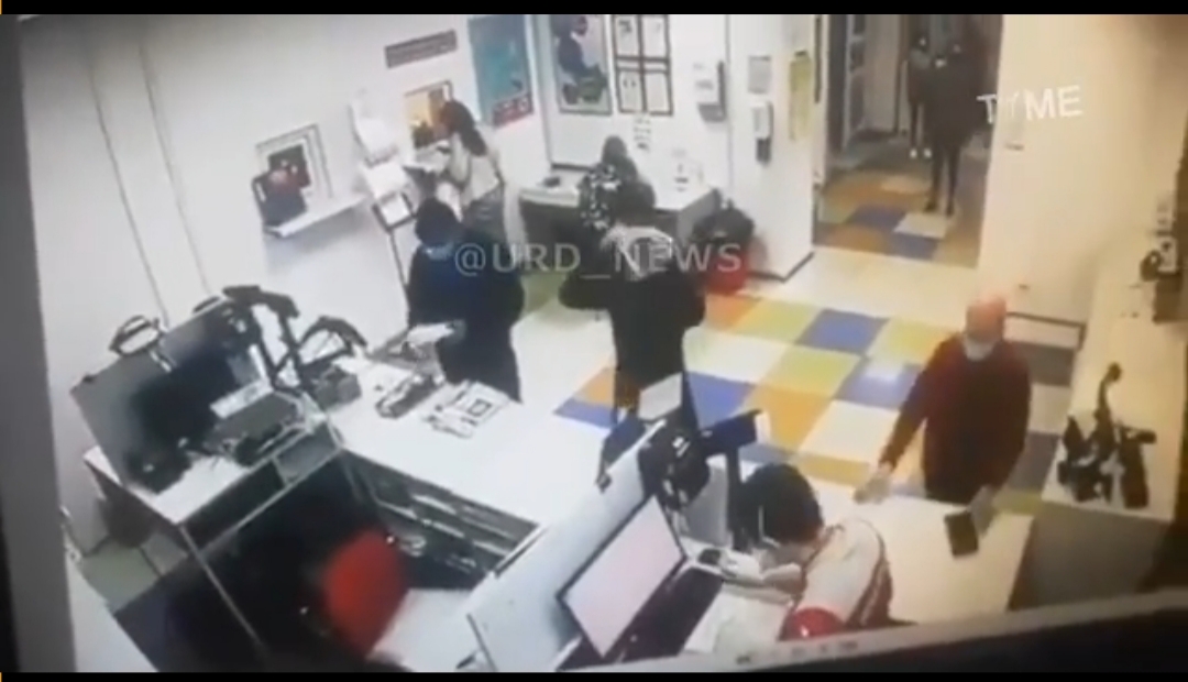 Video: no la querían atender, se sacó la bombacha y la usó como «tapaboca» Video: no la querían atender, se sacó la bombacha y la usó como «tapaboca»