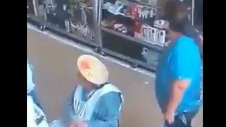[VIDEO] Mujer Aprovecha Distracción De Abuelita Y Le Roba Su Bolsa