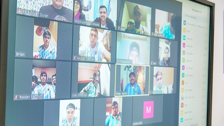 EL INTENDENTE WALTER VUOTO  Y LOS JÓVENES DEL CLUB JUVENTUD UNIDA SE REUNIERON EN UNA MERIENDA VIRTUAL