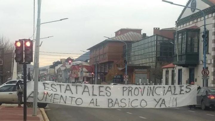 Estatales reclamaron en Ushuaia aumento salarial