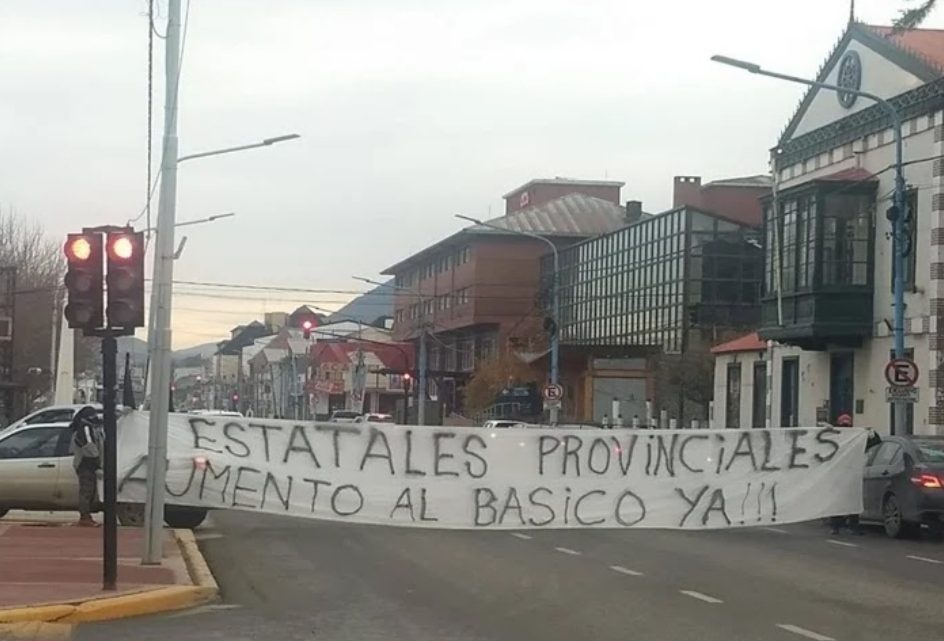 Estatales reclamaron en Ushuaia aumento salarial