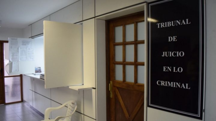 En pleno juicio: abogado abandonó a su defendido por qué se enojo con el juez