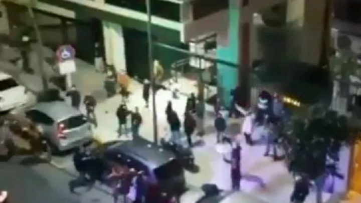 Irresponsables bailan en las calles de Recoleta en pleno pico de la pandemia
