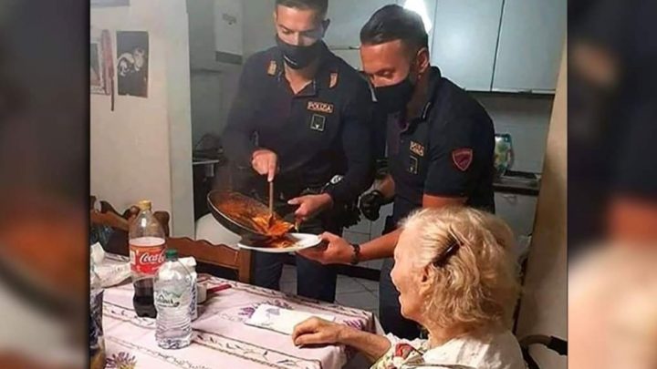 “Tengo hambre”: una jubilada llamó a la policía y los agentes que acudieron le prepararon la cena