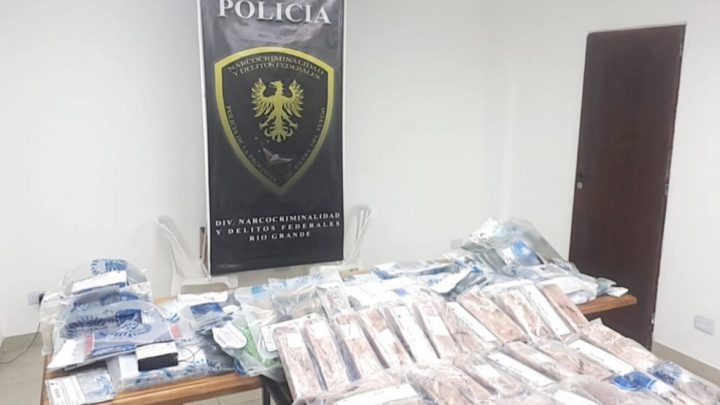 Policía desbarata banda y secuestra más de 20 kg de marihuana