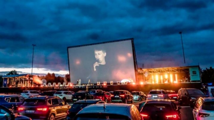 Noche de AUTOCINE en el estacionamiento de Carrefour de Río Grande