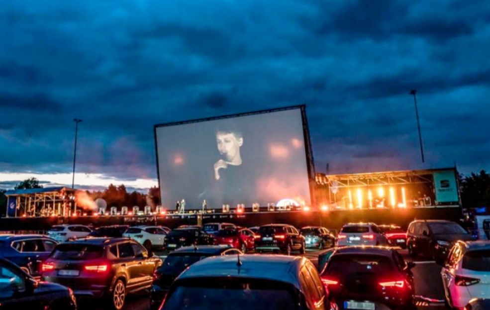 Noche de AUTOCINE en el estacionamiento de Carrefour de Río Grande