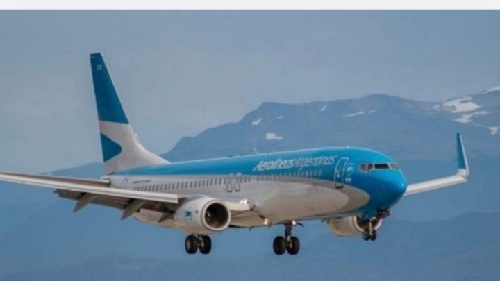 Fueguino que volvió a Ushuaia: «El vuelo venía lleno y la gente se empujaba»