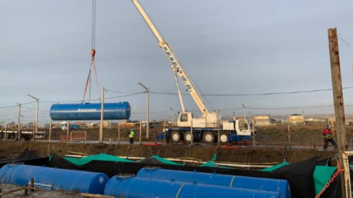Colocaron los tanques de la YPF que se construye en Margen Sur