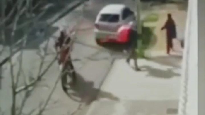 Video: un «sodero justiciero» vio que asaltaban a una mujer y atropelló con su camión a uno de los motochorros