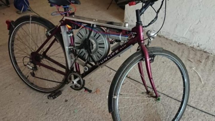 Usó el motor de un lavarropas para que su bici ande a 110 kilómetros por hora
