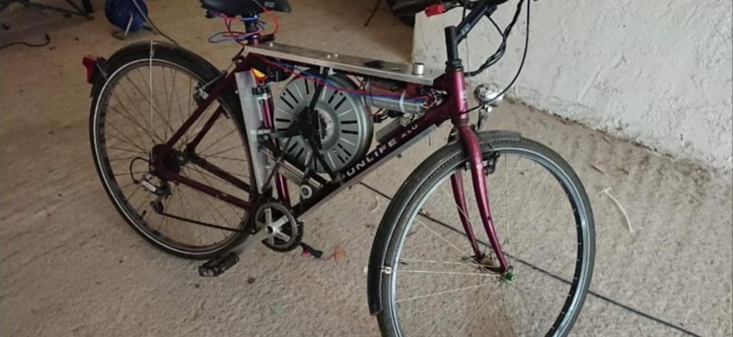 Usó el motor de un lavarropas para que su bici ande a 110 kilómetros por hora