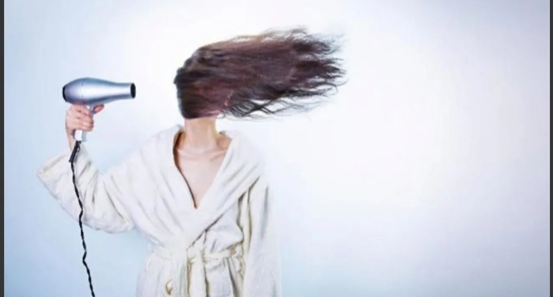 Quiso vender un secador de pelo en Facebook y se le escapó una foto porno de ella