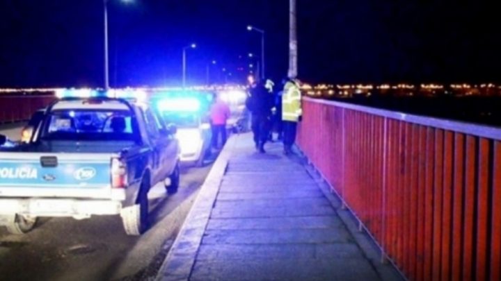 Una chica de 19 años fue rescatada por transeúntes ante presunto intento suicida en el puente Mosconi